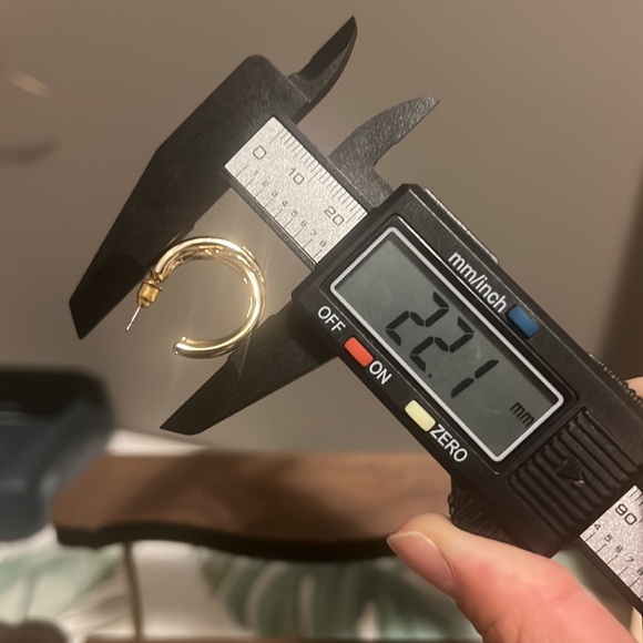 Minimalist Gold Hoop Earrings - Picture 5 of 5